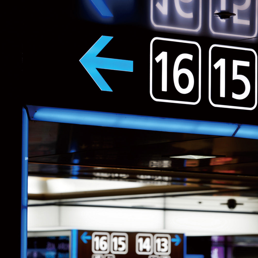 JR西日本博多駅サインデザイン | WORKS | TAP - 株式会社タップ | 一級